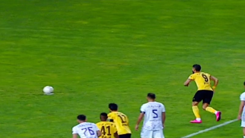 مهار پنالتی رضائیان توسط گلر هوادار