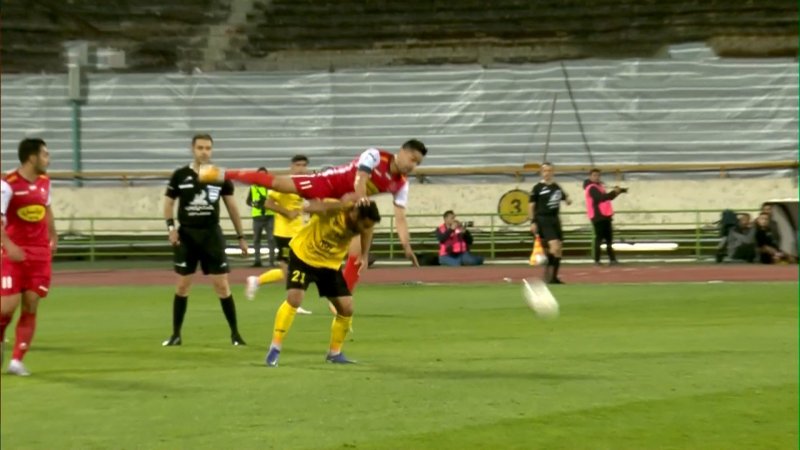 صحنه مشکوک خطای کمال لحظاتی پیش از گل سپاهان