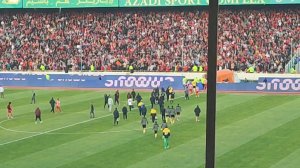 اعتراض هواداران پرسپولیس هنگام خروج تیم داوری