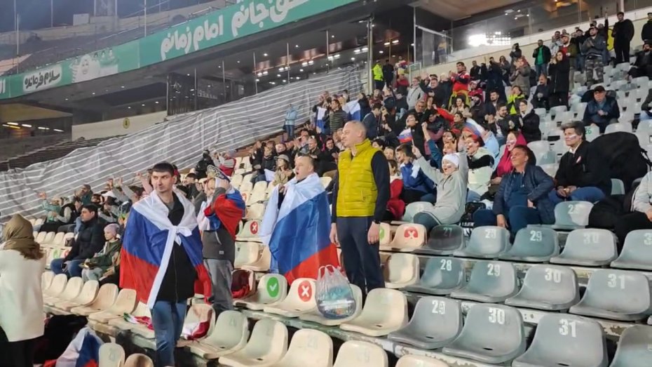 تشویق بازیکنان روسیه توسط هواداران روس