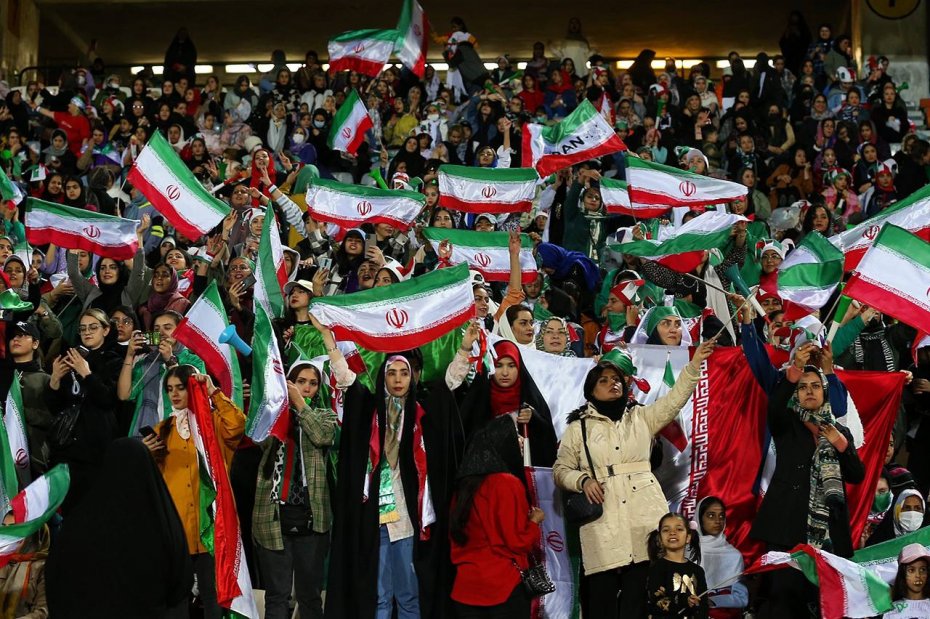 حمایت و تشویق بانوان از تیم ملی ایران