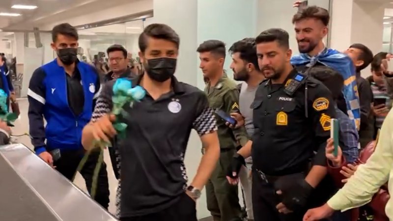 ورود تیم استقلال به فرودگاه اراک با تشویق هواداران