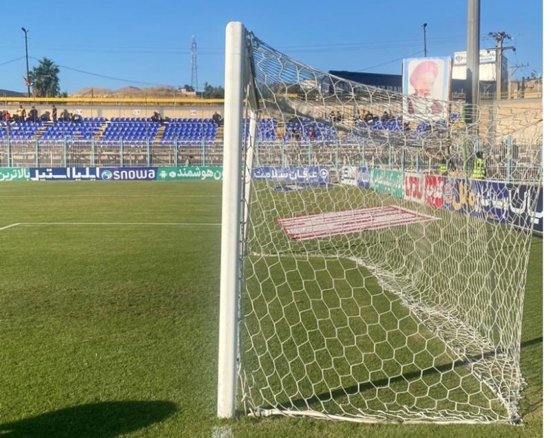 اعتراض سپاهانی‌ها به کج بودن تیرک یکی از دروازه‌ها در مسجد سلیمان