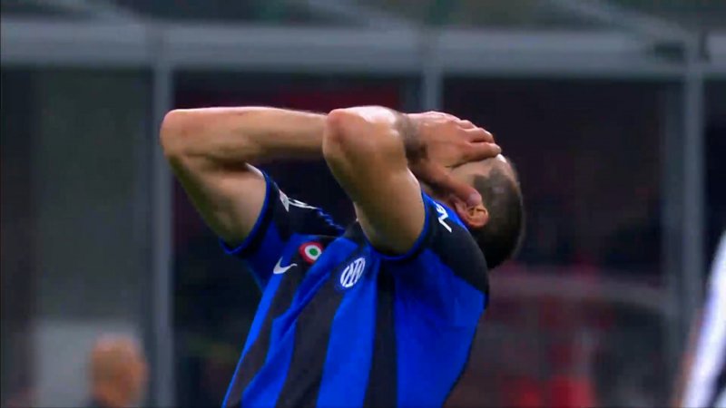 برخورد ضربه چالهان‌اوغلو به تیر دروازه میلان