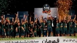 لحظه بالابردن جام توسط بازیکنان شمس آذر