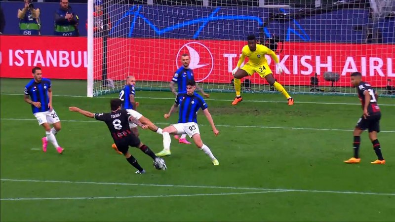 برخورد ضربه تونالی به تیر دروازه اینتر