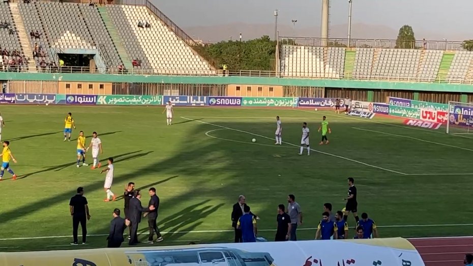 اعتراض كادر فني و بازيكنان نفت مسجد سلیمان 