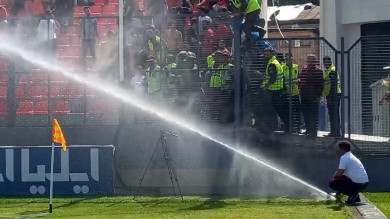 خروج هواداران پرسپولیس از جایگاه طرفداران نساجی