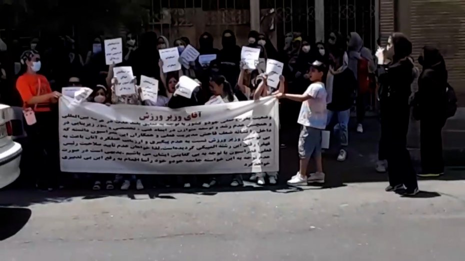 تجمع و شعار علیه آرش میراسماعیلی 