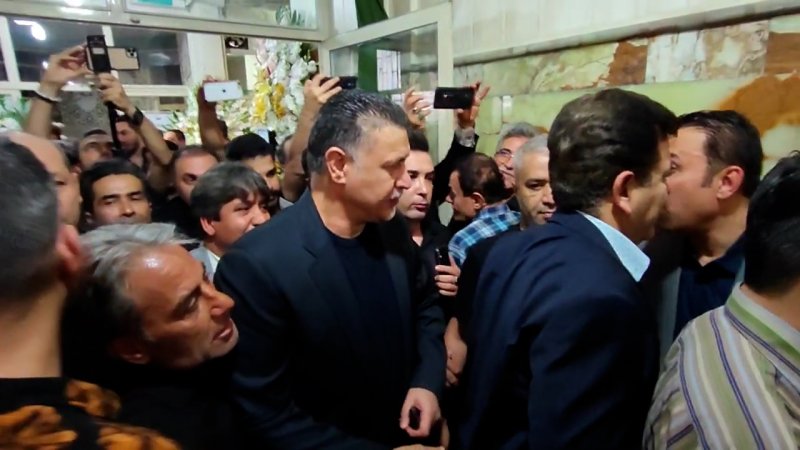 حضور علی دایی در مراسم ختم خواهر قلعه‌نویی