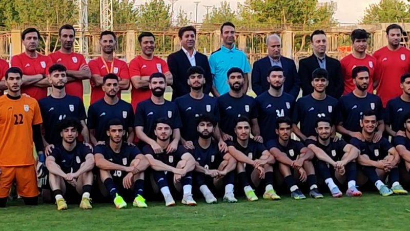 عکس یادگاری تیم امید با مهدی تاج پیش از پرواز به سمت کربلا