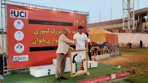 اهدای پیراهن تیم ملی دوچرخه‌سواری به سردار آزمون