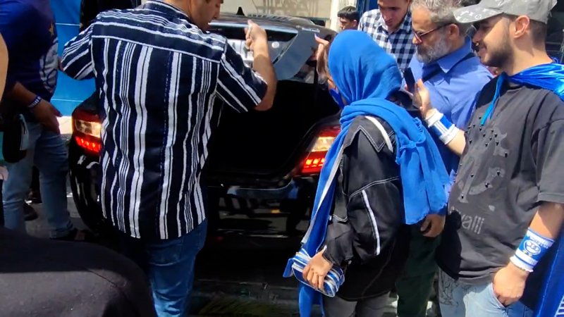 هواداران استقلال ماشین را بازرسی می‌کنند