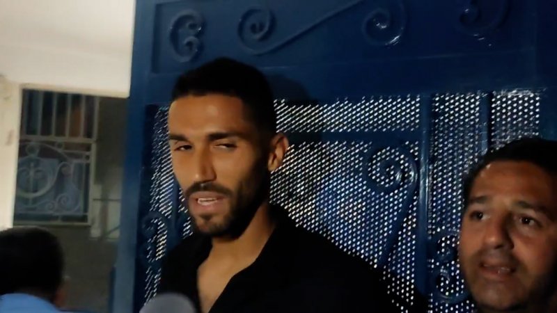 حسینی در میان تشویق هواداران استقلال وارد باشگاه شد