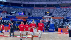 ورود تیم ملی بسکتبال به سالن برای تقابل با اسپانیا