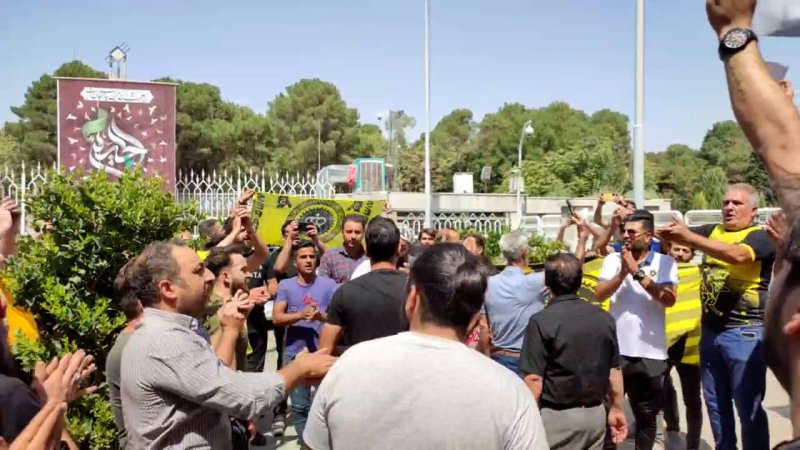 تجمع هواداران سپاهان مقابل استانداری اصفهان