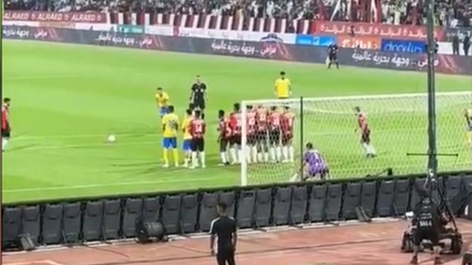 ضربه آزاد رونالدو با تصویربردار پشت دروازه برخورد کرد