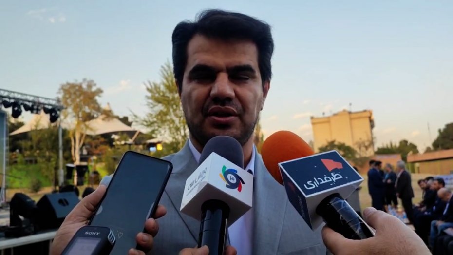 عزیزی: از وزارت ورزش زمین چمن مجموعه انقلاب را می‌خواهیم