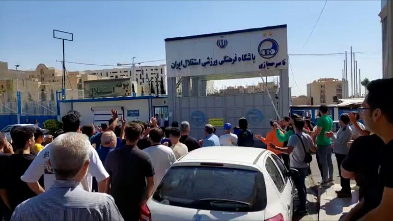 تجمع هواداران استقلال و تشویق جواد نکونام