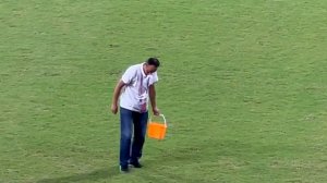 ترمیم چمن ورزشگاه شانگ چنگ با کمک سطل نارنجی!