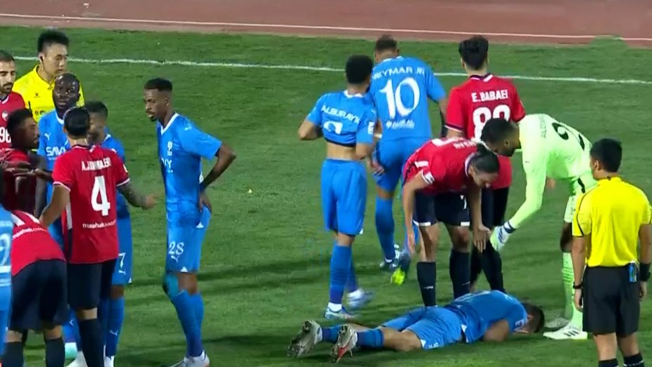نیمار در حال جمع کردن زباله در استادیوم آزادی