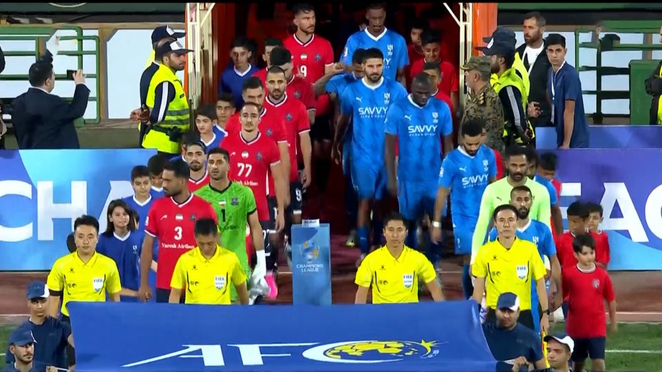 ورود بازیکنان الهلال و نساجی به زمین