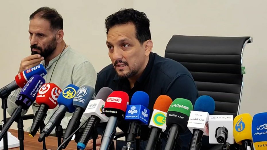 صحبت های ابتدایی درستکار پیش از آغاز نشست خبری