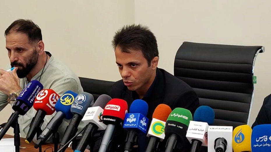 صحبت های ابتدایی رنگرز پیش از آغاز نشست خبری