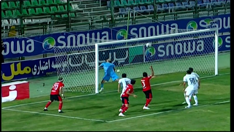 برخورد ضربه سر آقاجان پور به تیر دروازه ذوب آهن