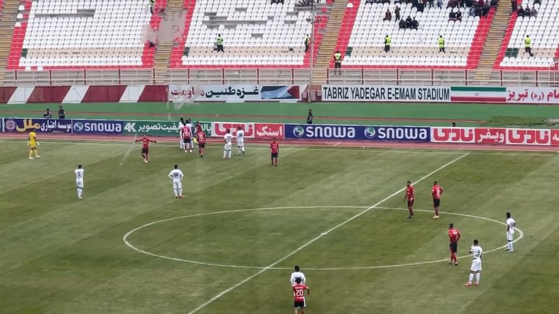 مشورت داوران به جای VAR در بازی تراکتور نساجی