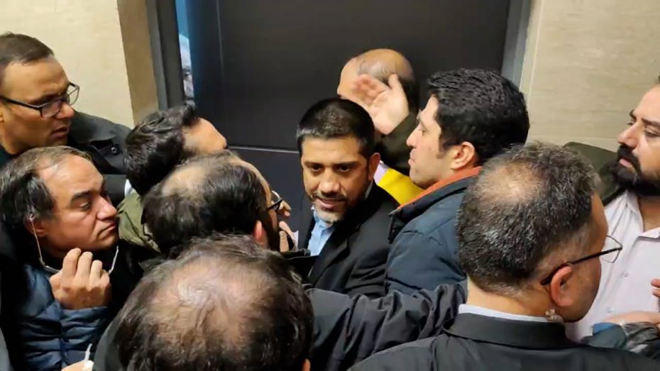 ازدحام عجیب هنگام ورود دبیر به اتاق کیومرث هاشمی