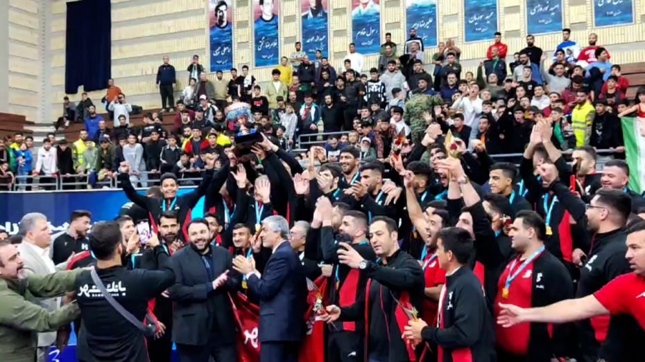 قهرمانی بانک شهر و اهدای جام توسط وزیر ورزش