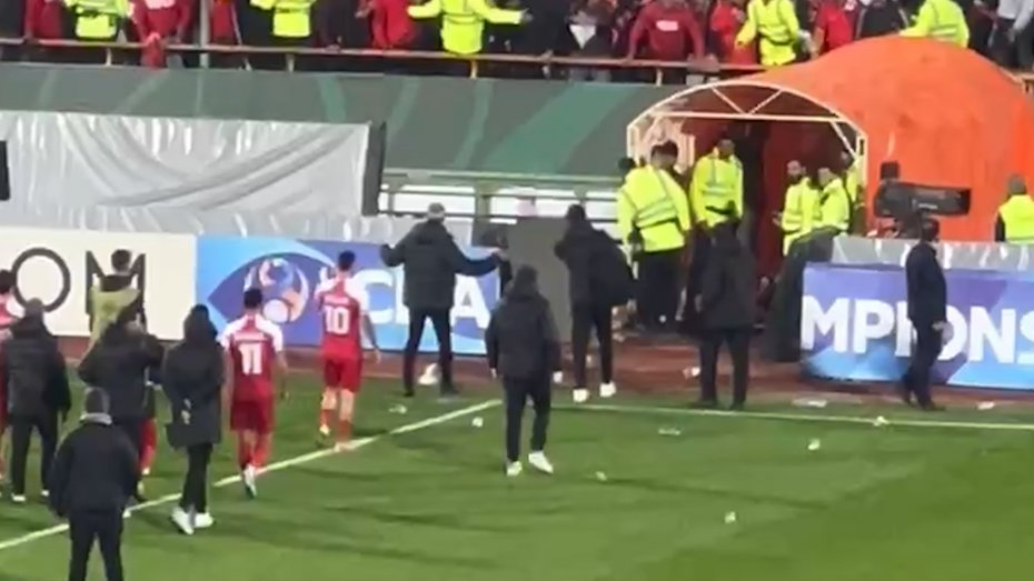 اختصاصی - حمله هواداران پرسپولیس با بطری به سمت یحیی