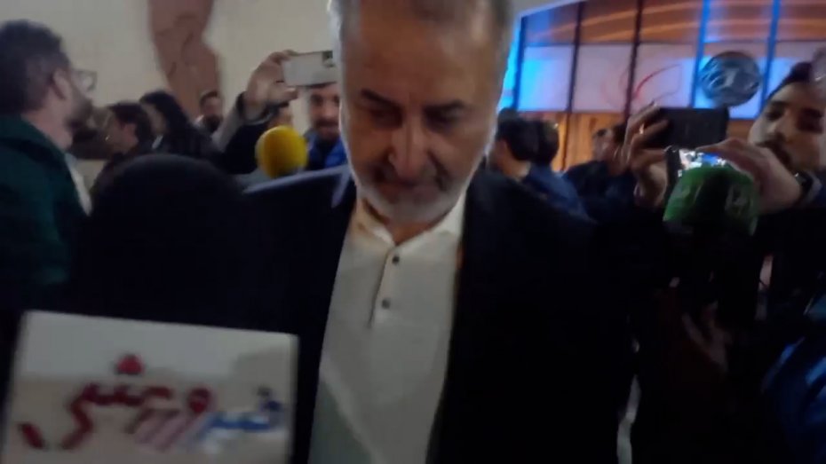 درگیری لفظی هواداران با درویش هنگام خروج از ورزشگاه