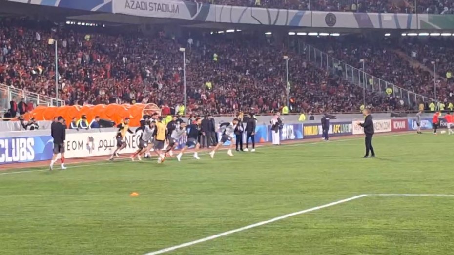 گرم کردن بازیکنان پرسپولیس در ورزشگاه مملو از تماشاگر 