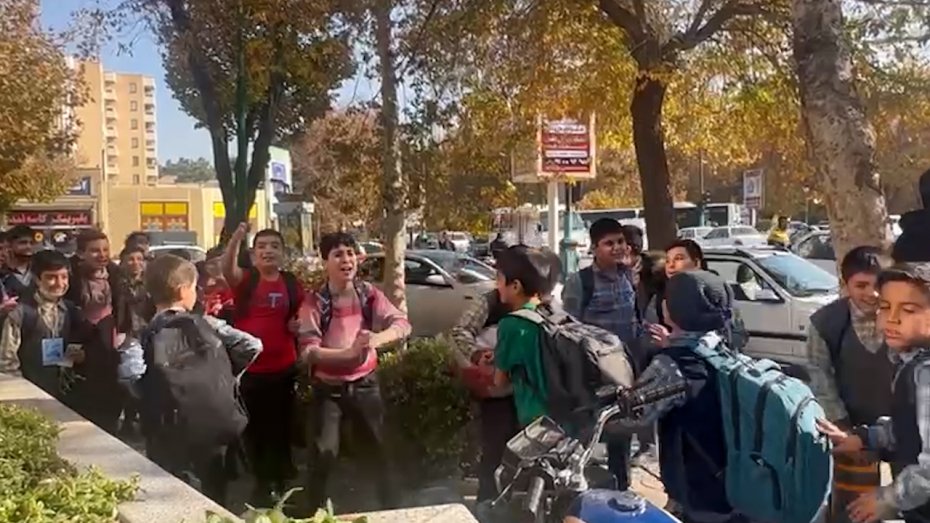 ازدحام هواداران خردسال سپاهان مقابل هتل مس رفسنجان