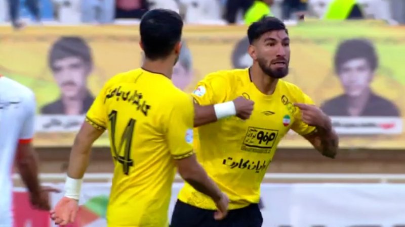 گل سوم سپاهان به مس توسط شهریار مغانلو