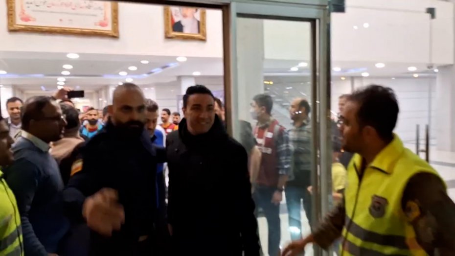 خروج اعضای تیم استقلال از استادیوم در میان استقبال پرشور هواداران