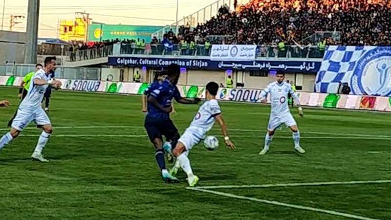 صحنه بحث برانگیز در محوطه جریمه استقلال