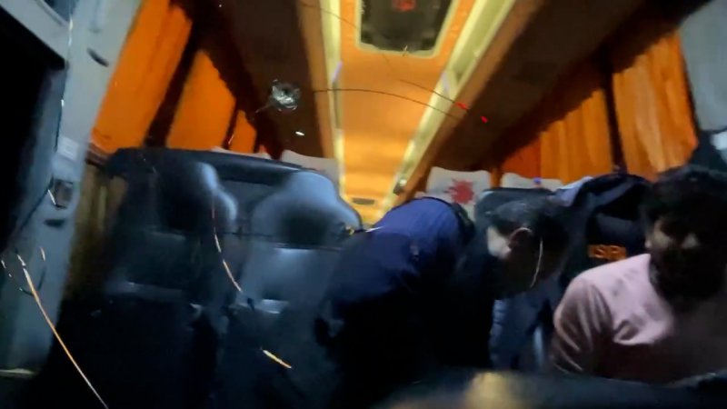 اتوبوس سپاهان در مسیر بازگشت: شیشه‌ها خرد شد!