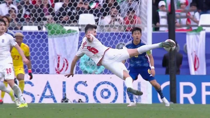 قیچی بغل تماشایی عزت‌اللهی را دروازه‌بان مهار کرد