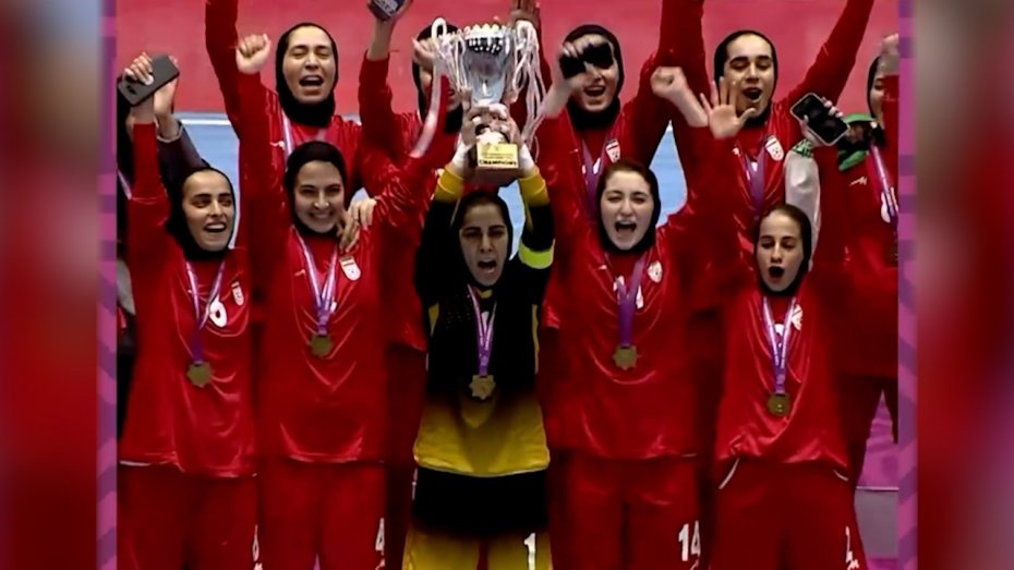 لحظه بالا بردن جام قهرمانی کافا توسط فرزانه توسلی