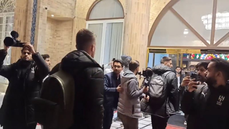 ورود کاروان الهلال به هتل با شعار هواداران سپاهان