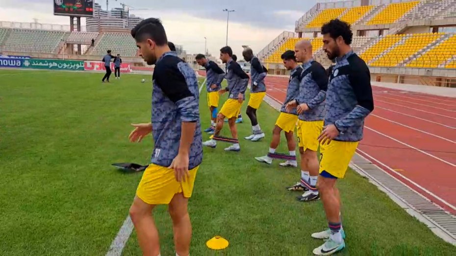 تمرینات کششی تیم اس خوزستان پیش از بازی