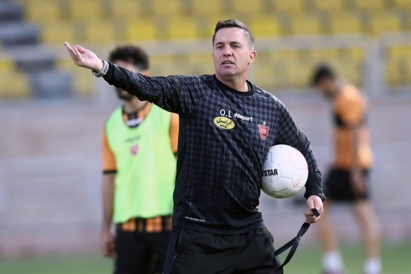 سرمربی پرسپولیس از جذب دستیاران جدید می‌گوید