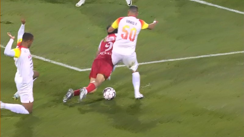 صحنه مشکوک به پنالتی در محوطه فولاد