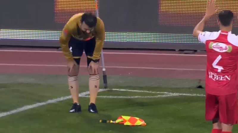 مصدومیت کمک داور با پرتاب بطری هواداران پرسپولیس