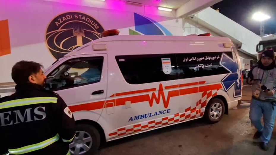 انتقال سردار آزمون با آمبولانس به خارج استادیوم