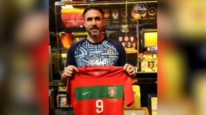 هوگو آلمیدا با لباس تیم ملی پرتغال در موزه سپاهان 