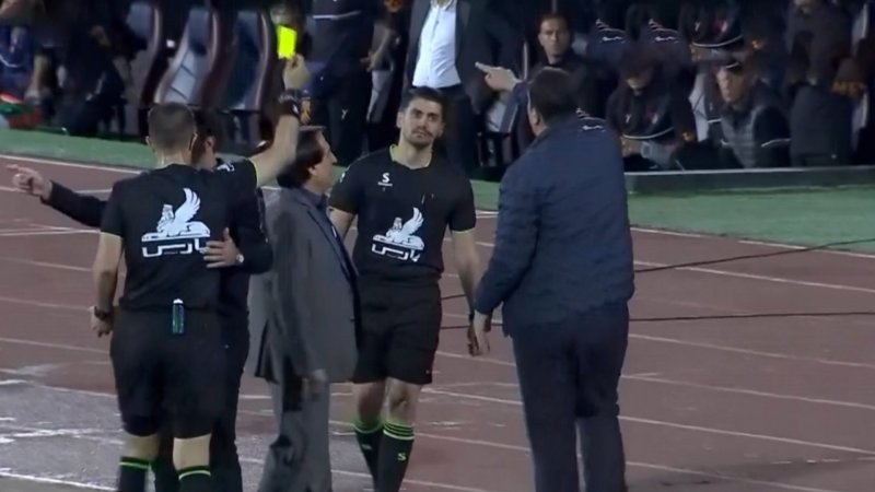 خواجه‌گیری با ادامه اعتراضات در بین دو نیمه اخراج شد